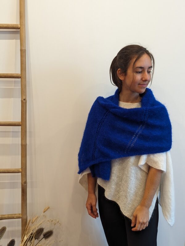 Etole mohair et soie bleu klein tricotée main