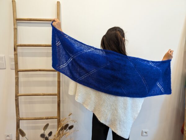 Etole mohair et soie bleu klein tricotée main