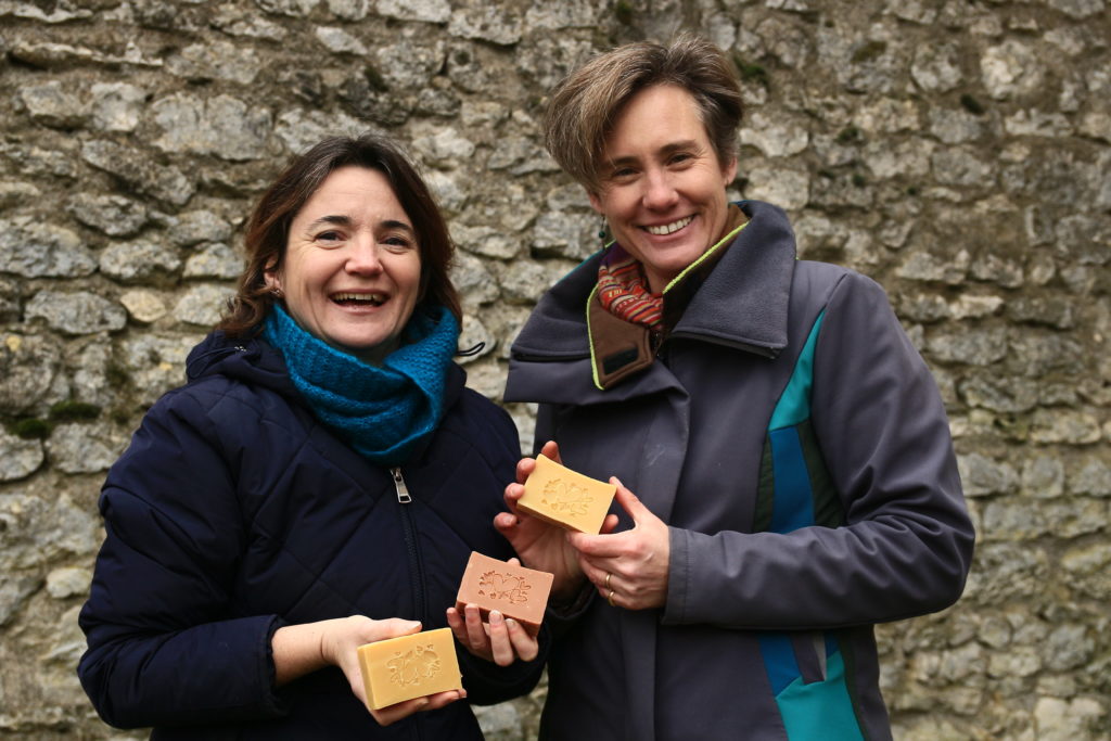 Sandrine et Geraldine autour du projet de savon au lait de chèvre angora